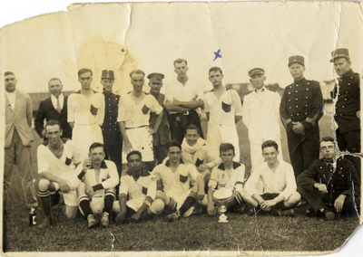 602916 Groepsportret van een voetbalelftal van een legeronderdeel te Utrecht, met onder het kruisje Dirk Theodorus van ...